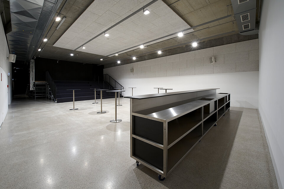 schwarze Tribüne, Stehtische und eine Bar